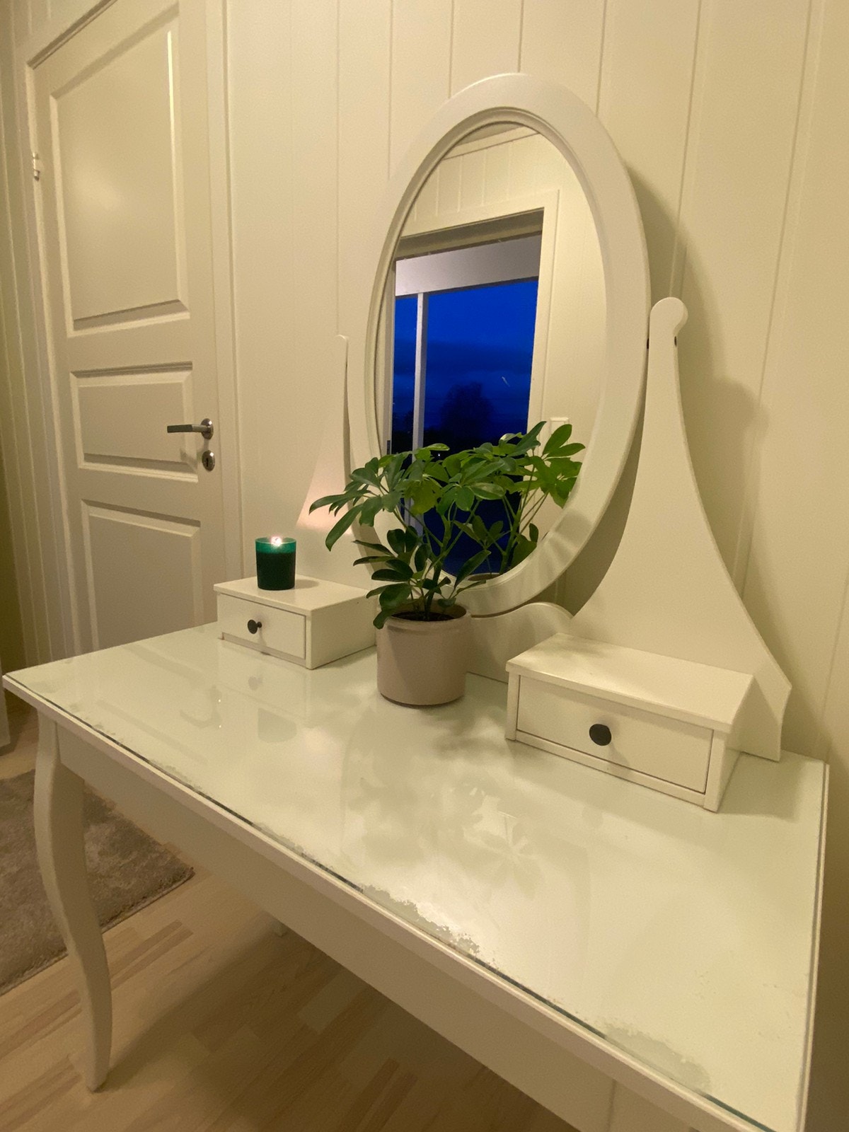 Plass til en kommode eller noe annet i gangen. Galleribilde