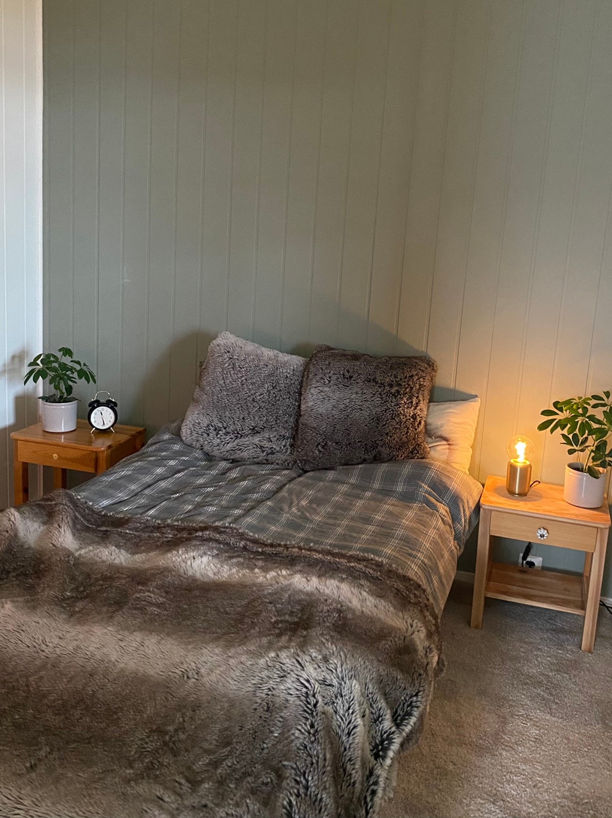 På bildet er det 120 seng. Lengde på vegg er 260cm. Galleribilde