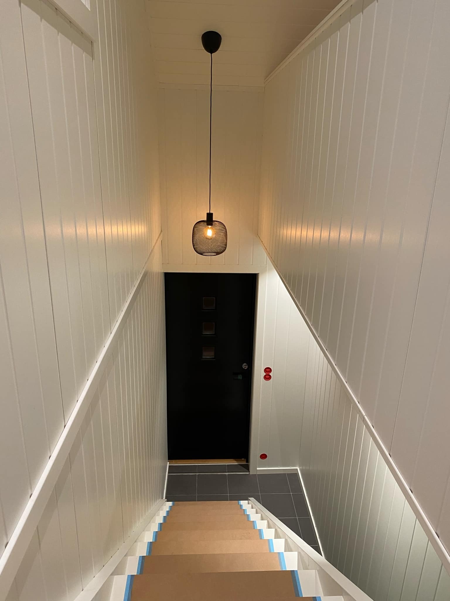Trapp ned til inngangsdør Galleribilde