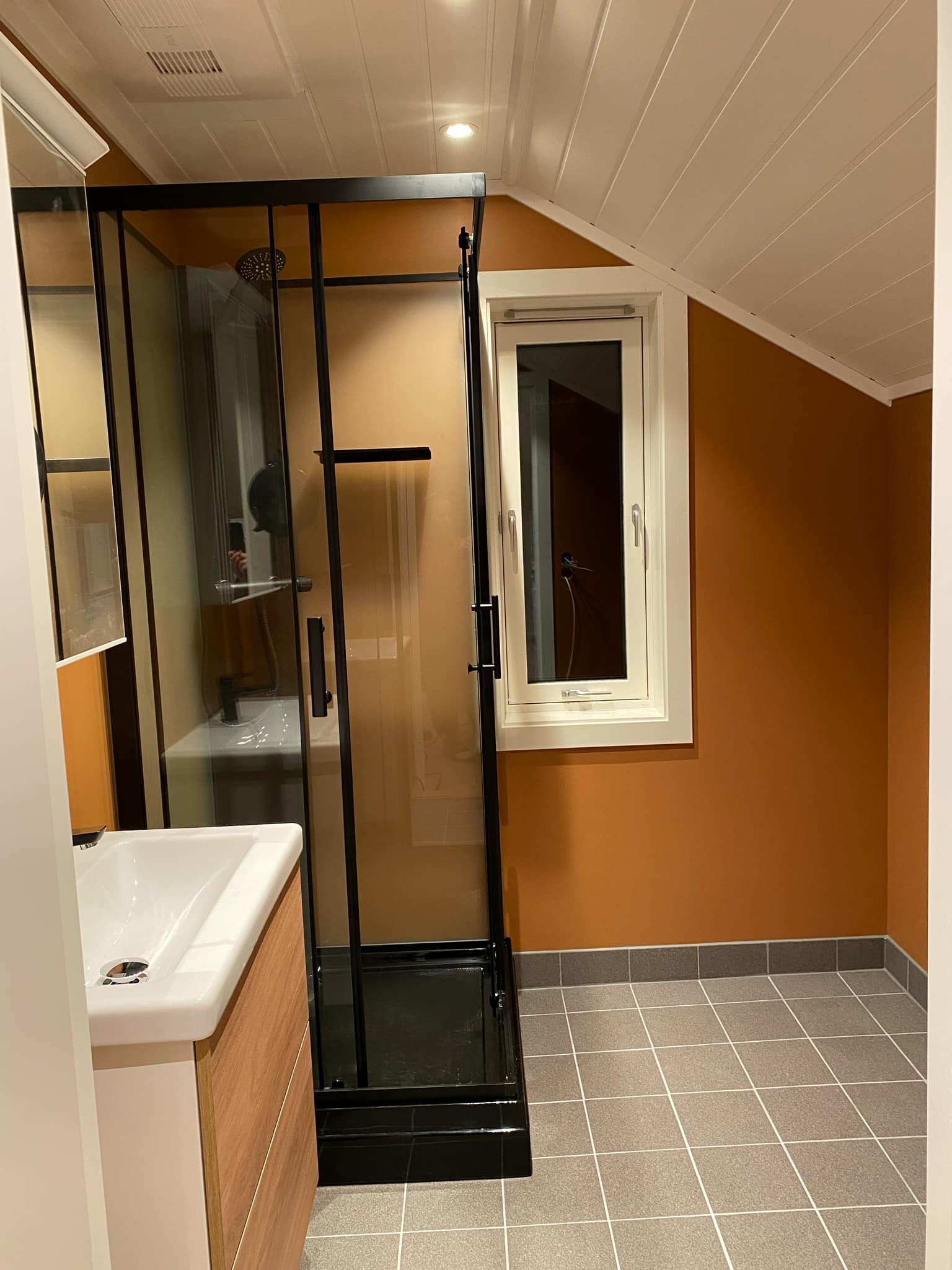 Bad med plass for vaskemaskin/tørketrommel Galleribilde