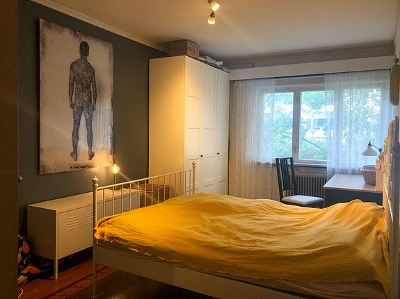 Stort soverom ut mot rolig bakgård Galleribilde