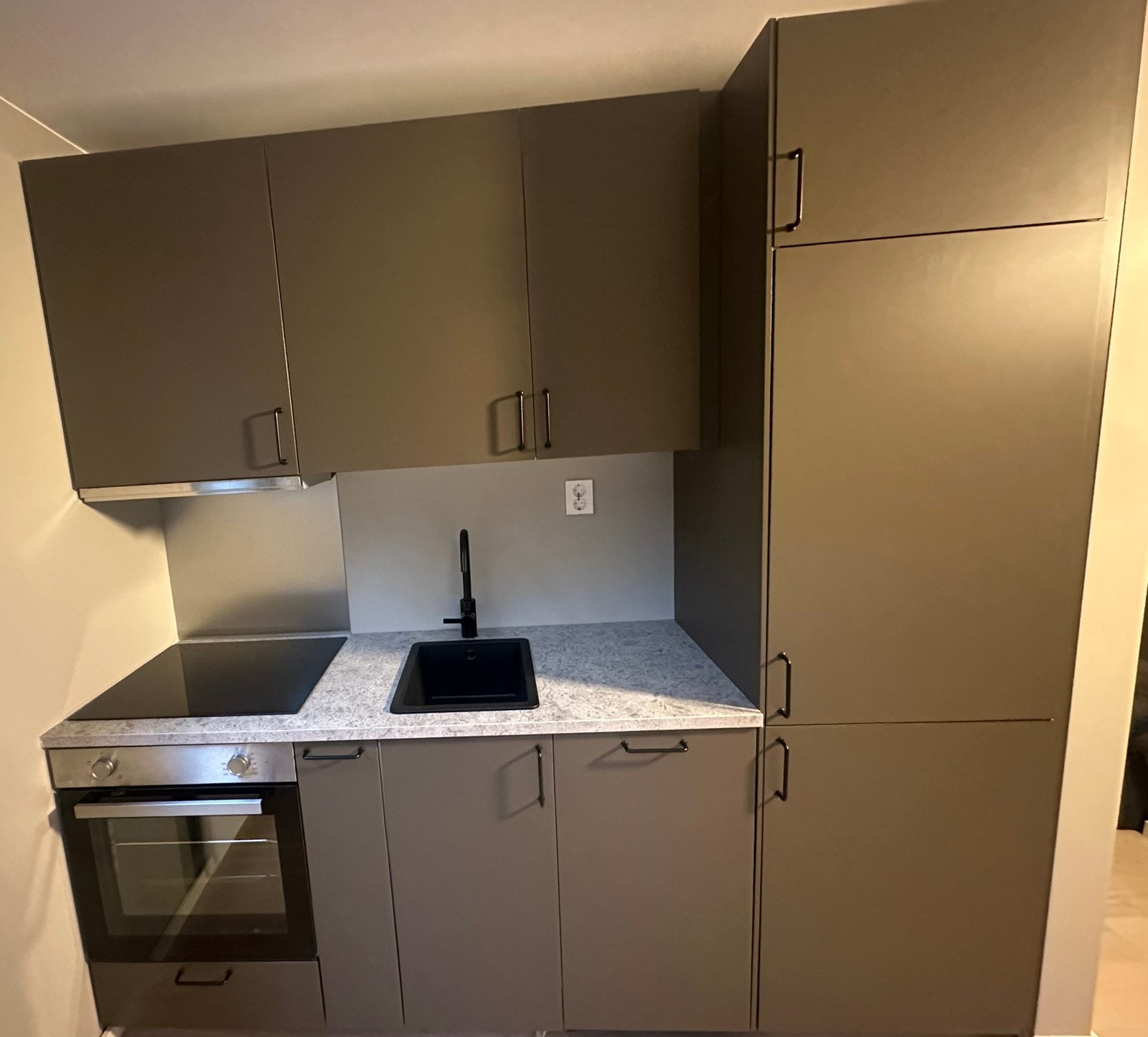 Kjøkken med Ovn, platetopp, vask, oppvaskmaskin og kjøleskap med fryser Galleribilde