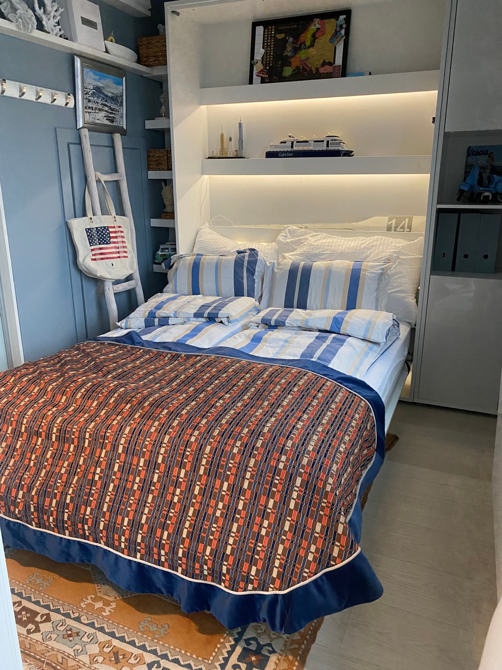 Soverom 1 har skap med hyller og heng til klær. Strykebrett og tørkestativ står her. Galleribilde