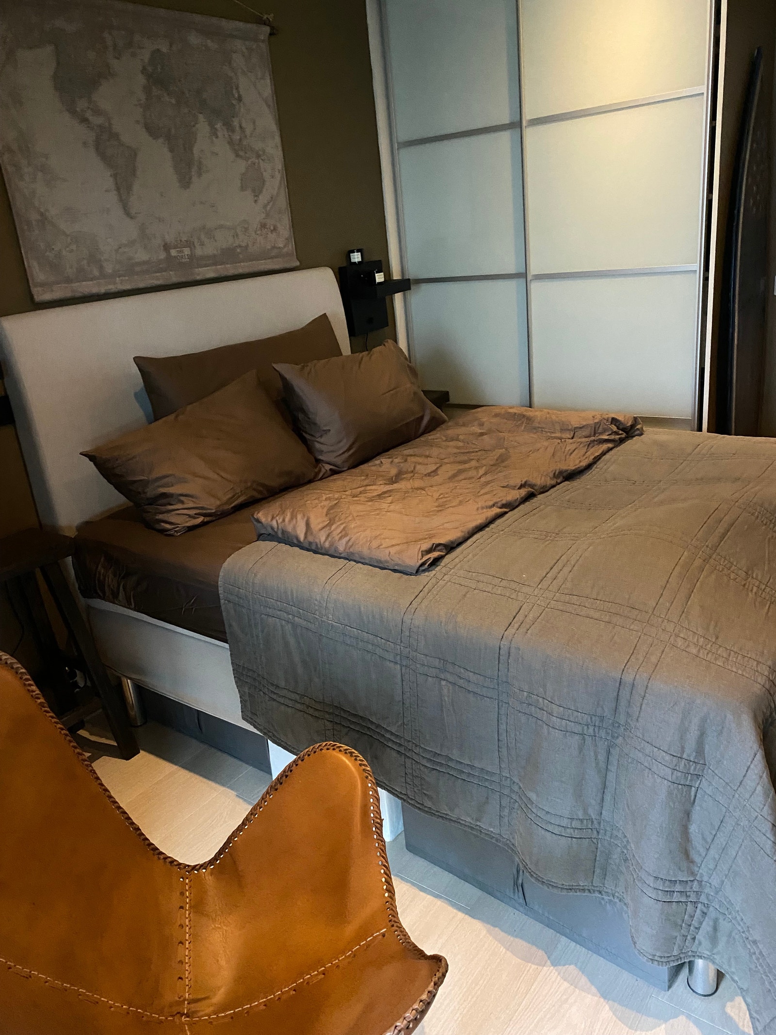 Soverom 2 - skapplass med både hyller og heng Galleribilde