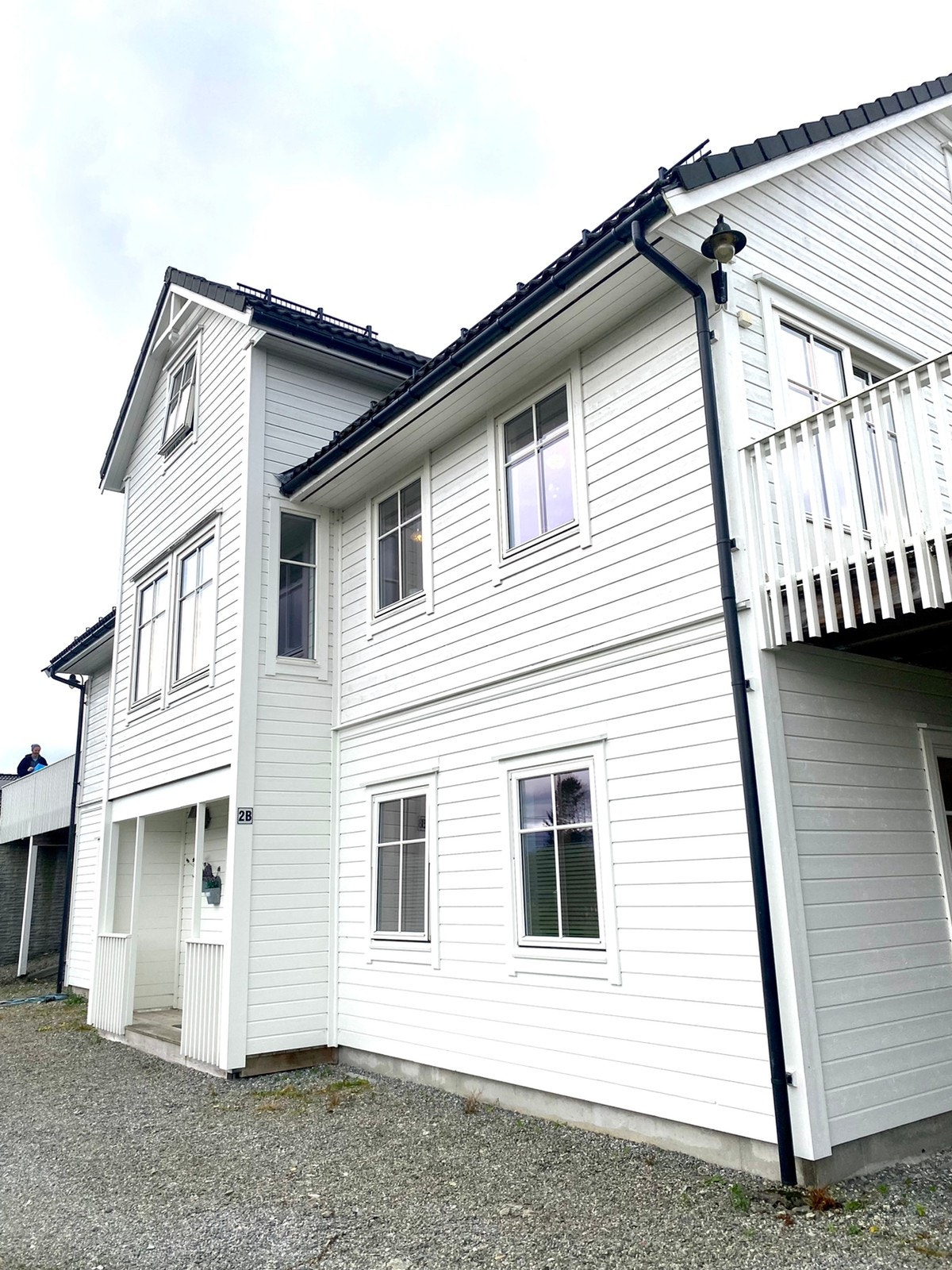 Huset- Leilgheten ligger i 1.etasje Galleribilde