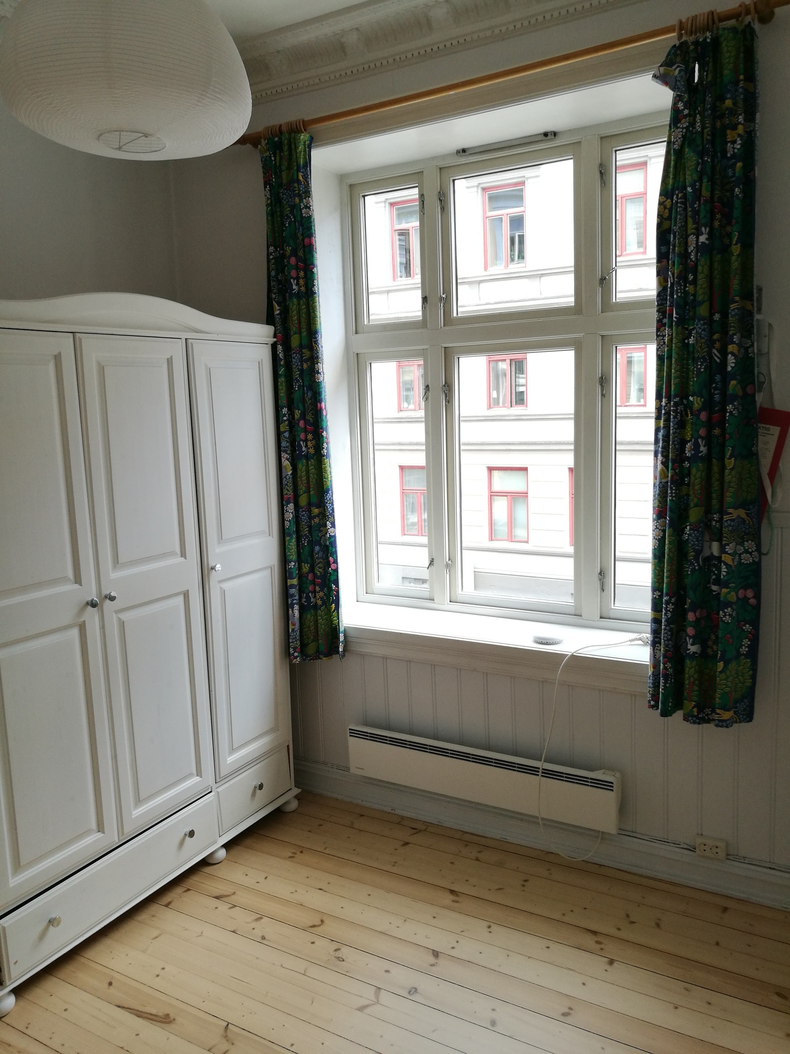 Sov med romslig garderobeskap Galleribilde