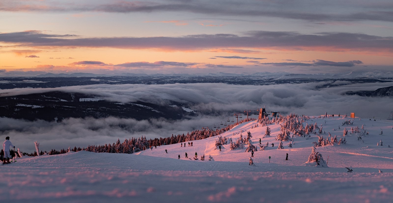 Herlig stemning i alpinbakken med fantastisk utsikt utover Gudbrandsdalen. Galleribilde