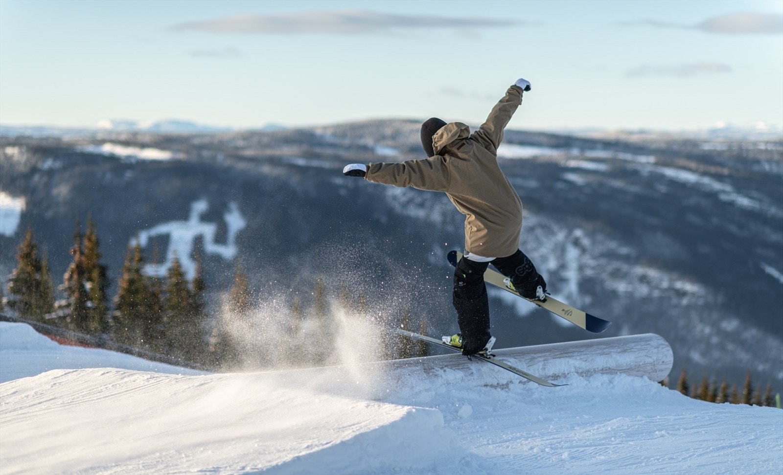 Stemning fra alpinbakken. Her finner man både terrengpark og skicross. Galleribilde