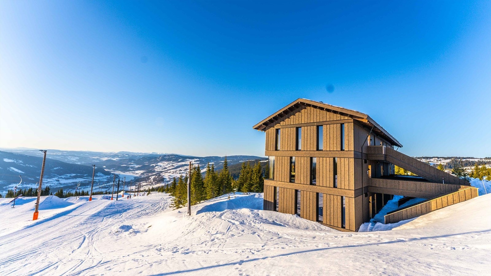 Mosetertoppen Backyard første hus er bygd og består av 9 leiligheter fordelt over 3 etasjer. Galleribilde