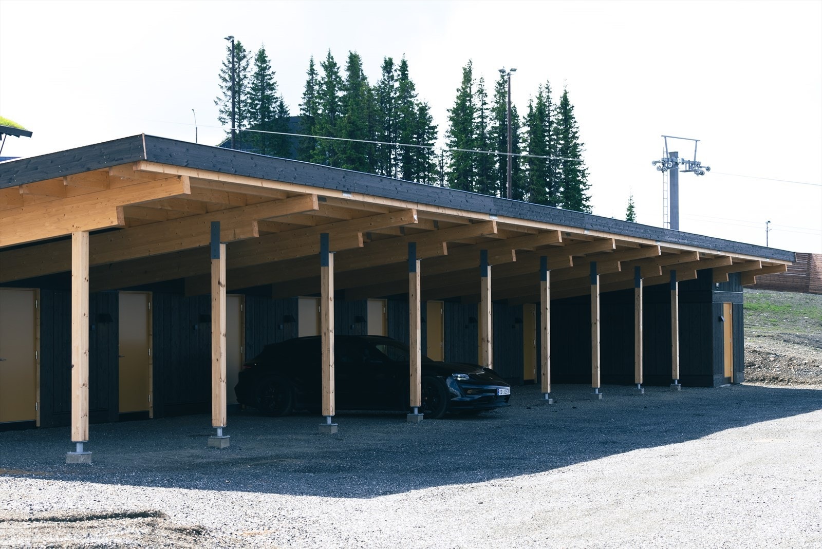 Leilighetene har hver sin plass i carport med bod i bakkant Galleribilde