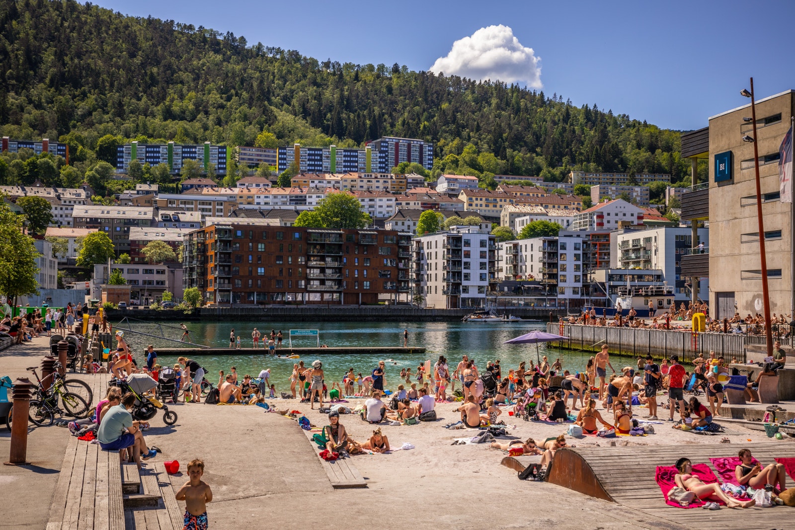 Bystranden ligger like ved prosjektet og på sommerstid er det yrende badeliv her Galleribilde