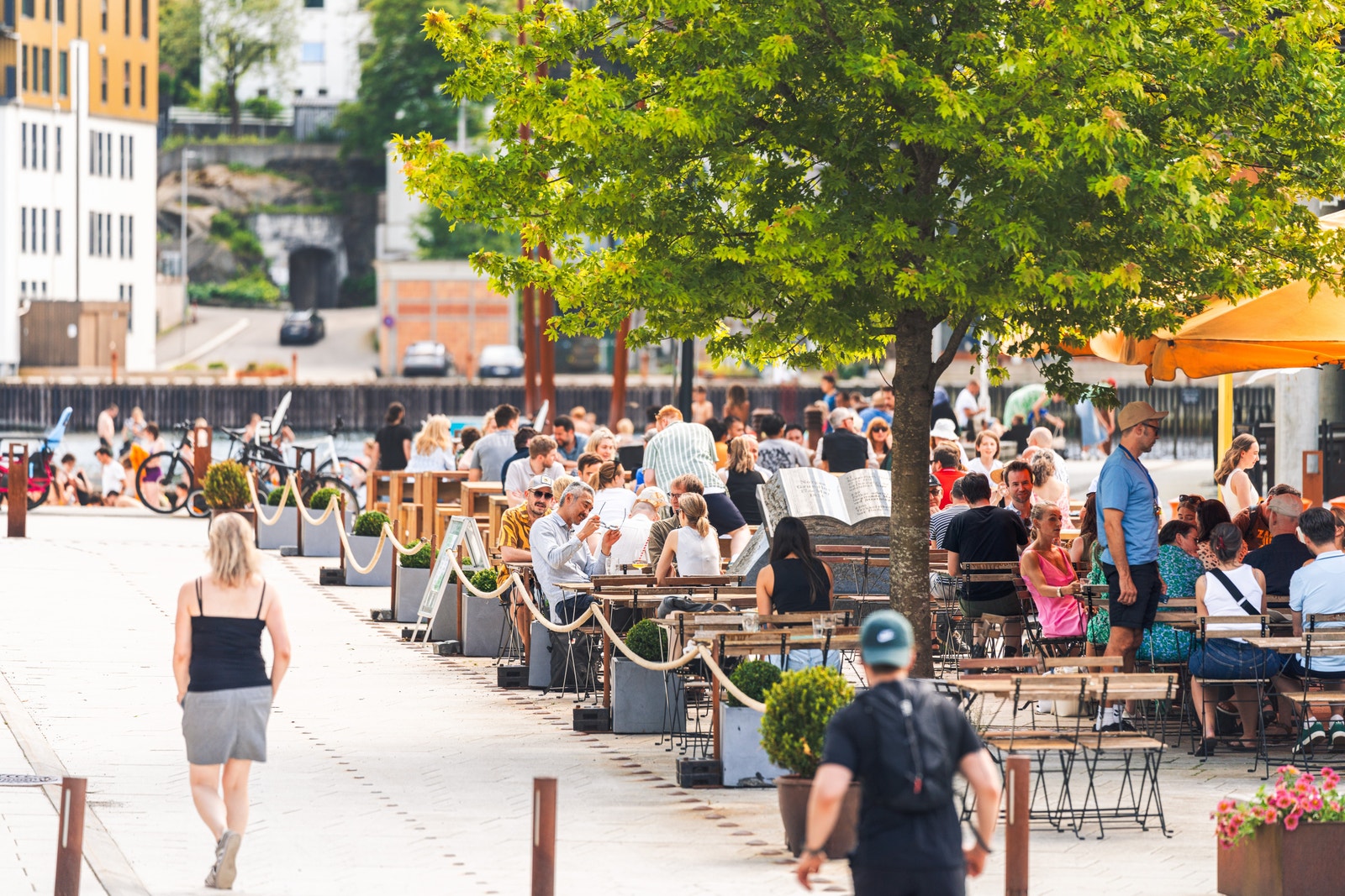 God sommerstemning utenfor Cornerteateret Galleribilde