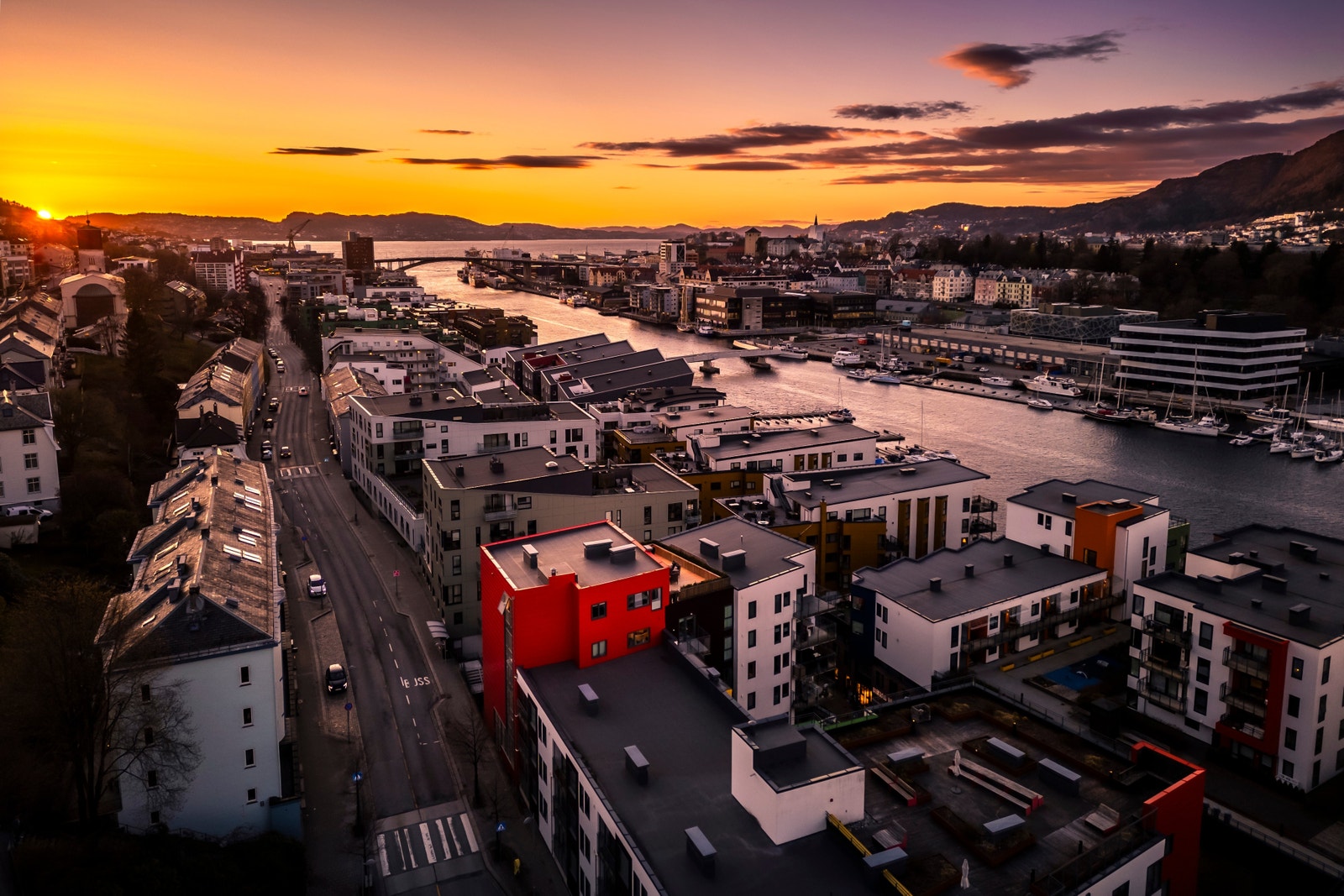 En sommerdag er på hell over Marineholmen Galleribilde