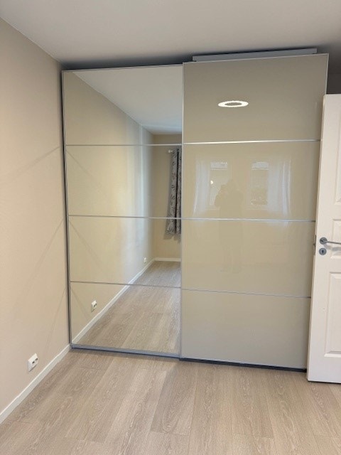 Garderobe soverom 1 Galleribilde