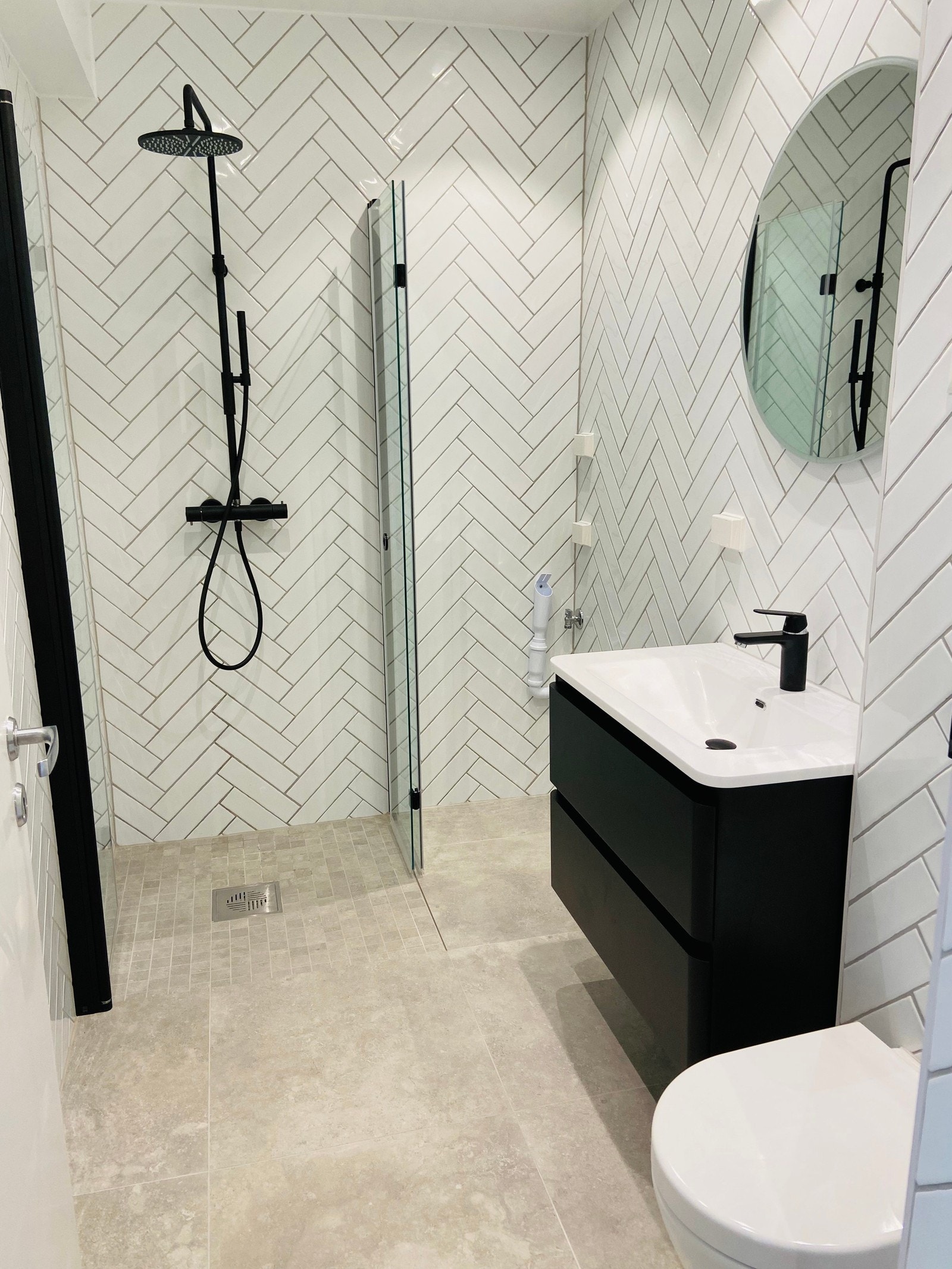 Bad med plass til vaskemaskin og tørketrommel Galleribilde