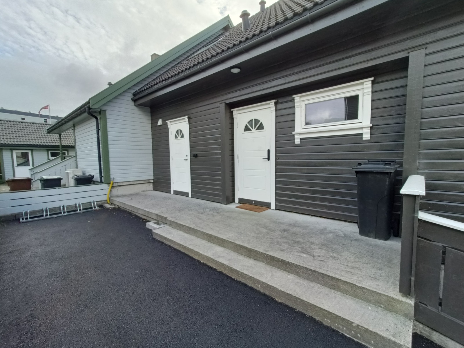 Inngangsparti med sykkel stativ Galleribilde