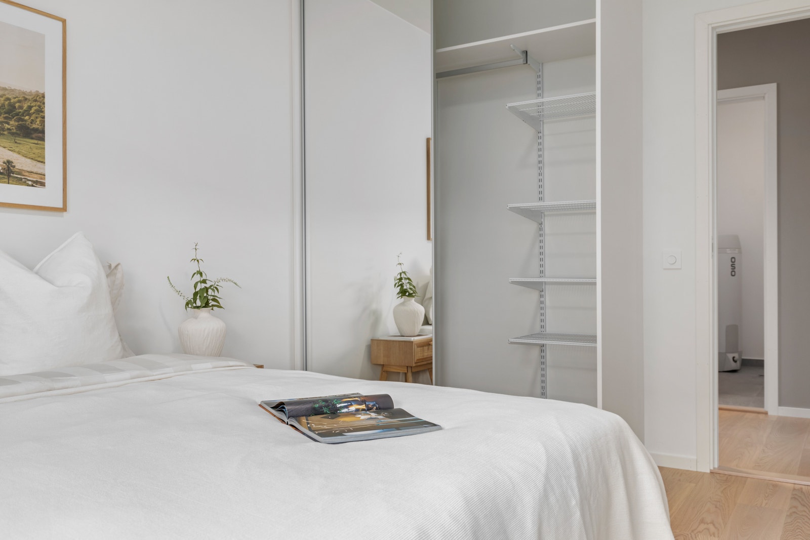 Det blir levert skyvedørsgarderobe med innredning på alle soverom. Galleribilde