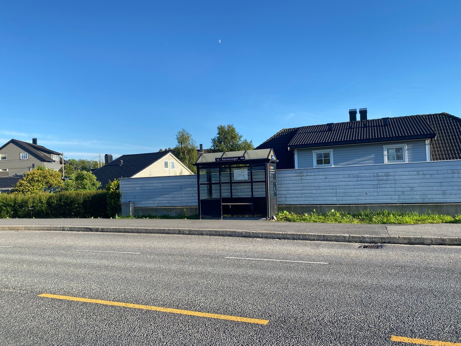 Det er ca 100 meter til busstopp mot øst (Moa) og ca 200 meter mot vest (Ålesund). Galleribilde