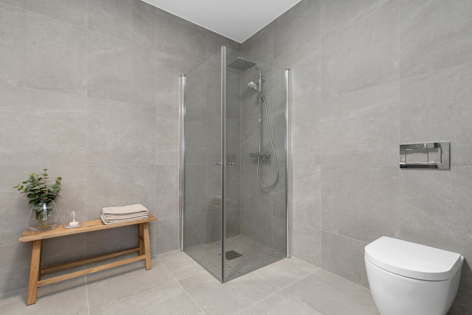 Bad blir levert flislagt i delikate farger med varmekabler og god komfort. Galleribilde