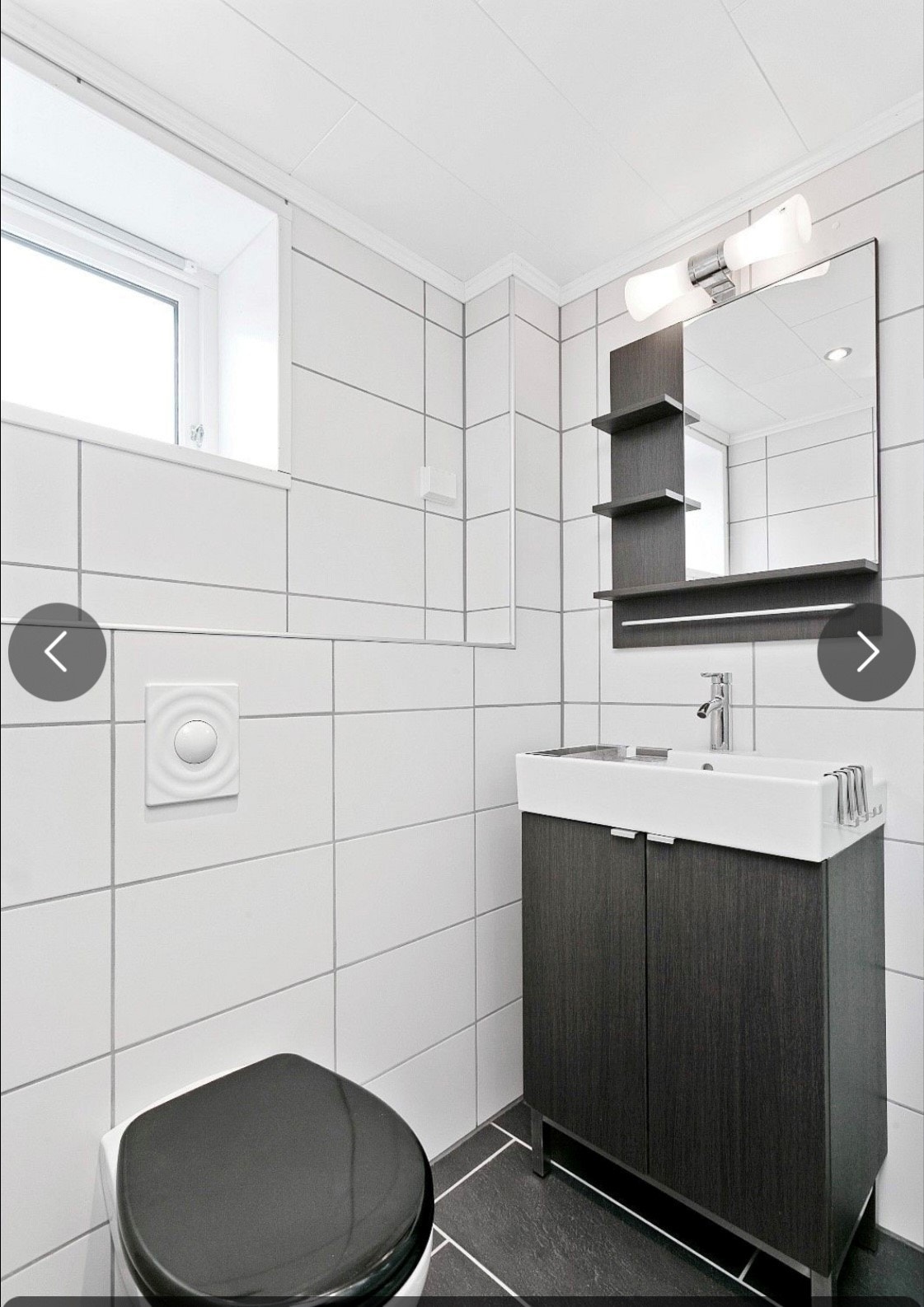 Vegghengt toalett og servant. Automatisk avtrekk og vindu. Galleribilde