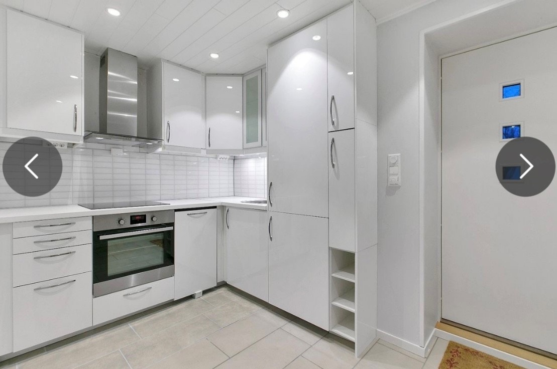 Flott IKEA-kjøkken med integrerte hvitevarer. Galleribilde