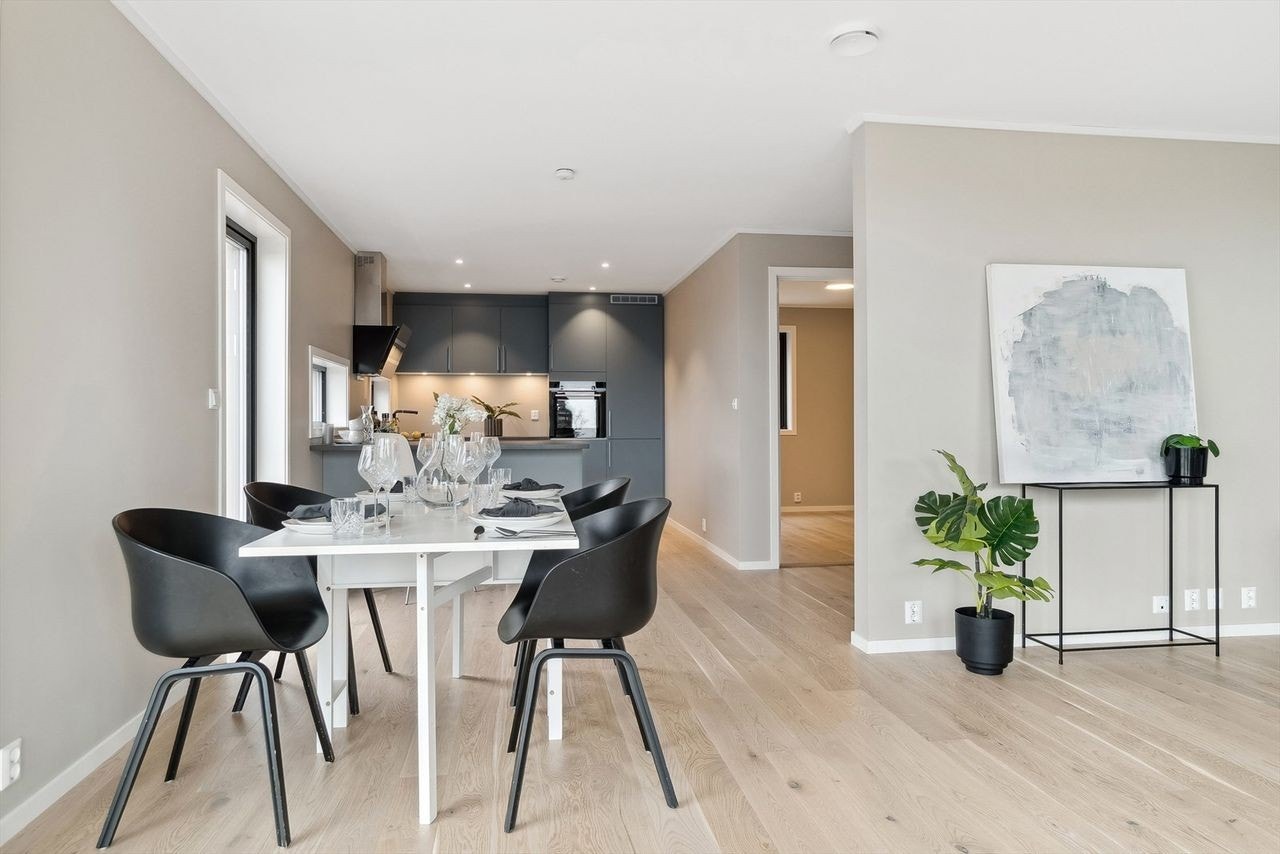 Spisestuen finner sin naturlige plass i forkant av kjøkkenet Galleribilde