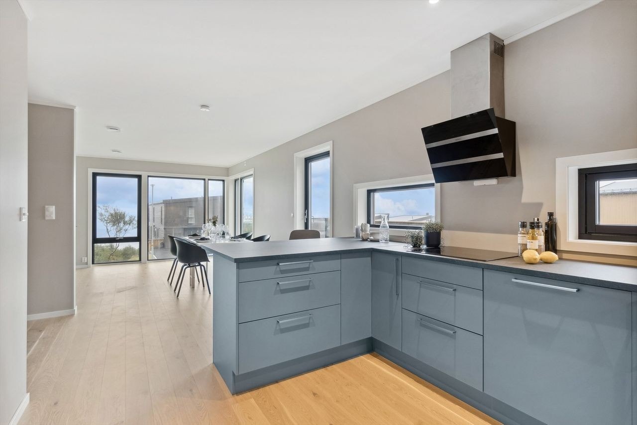 Praktisk løsning hvor kjøkken og spisestueområdet er tett koblet mot hverandre Galleribilde