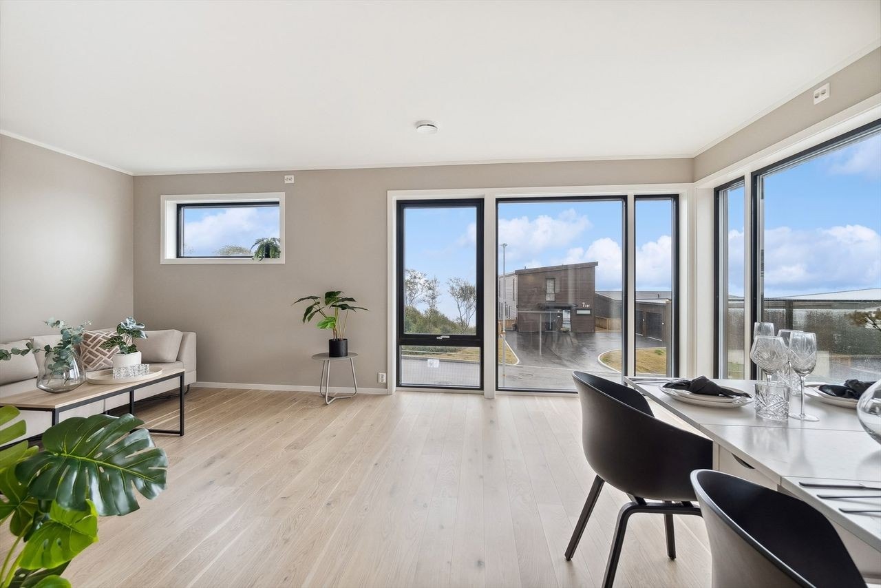 Flott stueområde hvor du både får spiseplass og sofakrok - alt med en flott utsikt mot sør Galleribilde