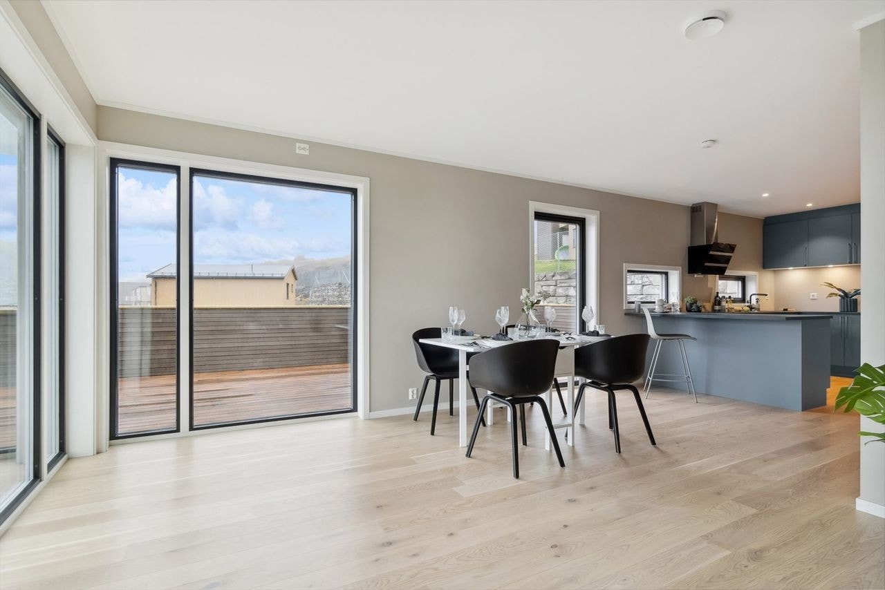 Spisestuen finner sin naturlige plass i forkant av kjøkkenet Galleribilde