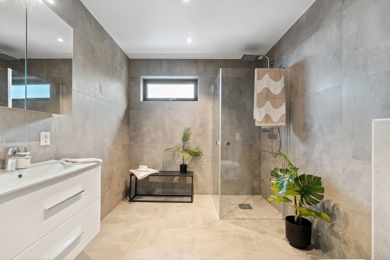 Veldig flott bad med 60x60 fliser i boligens toppetasje Galleribilde