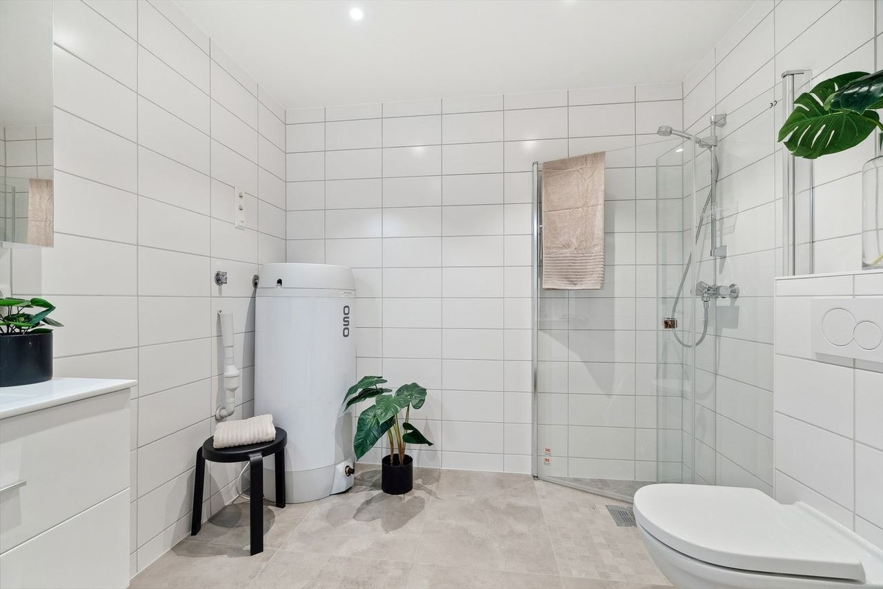 Kombinert bad/vaskerom i 1. etasje Galleribilde