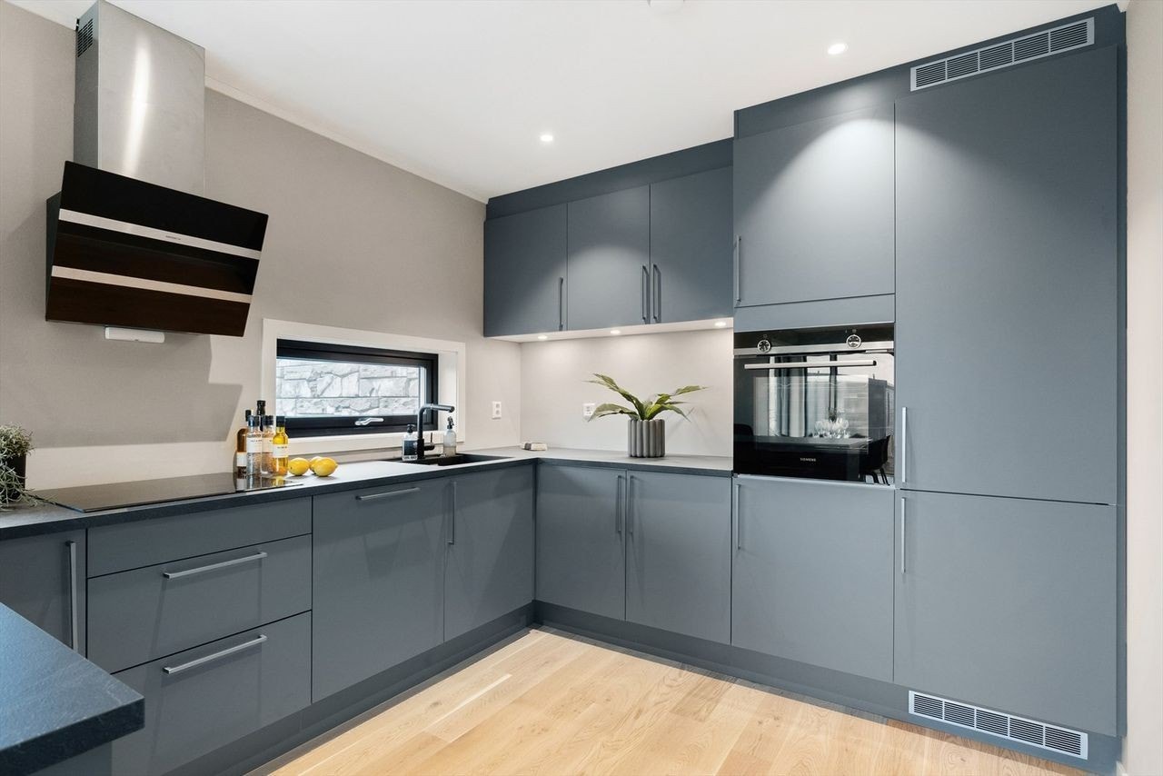 Romslig og flott kjøkken fra Sigdal med integrerte hvitevarer, og godt med benkeplass som gir gode arbeidsforhold Galleribilde