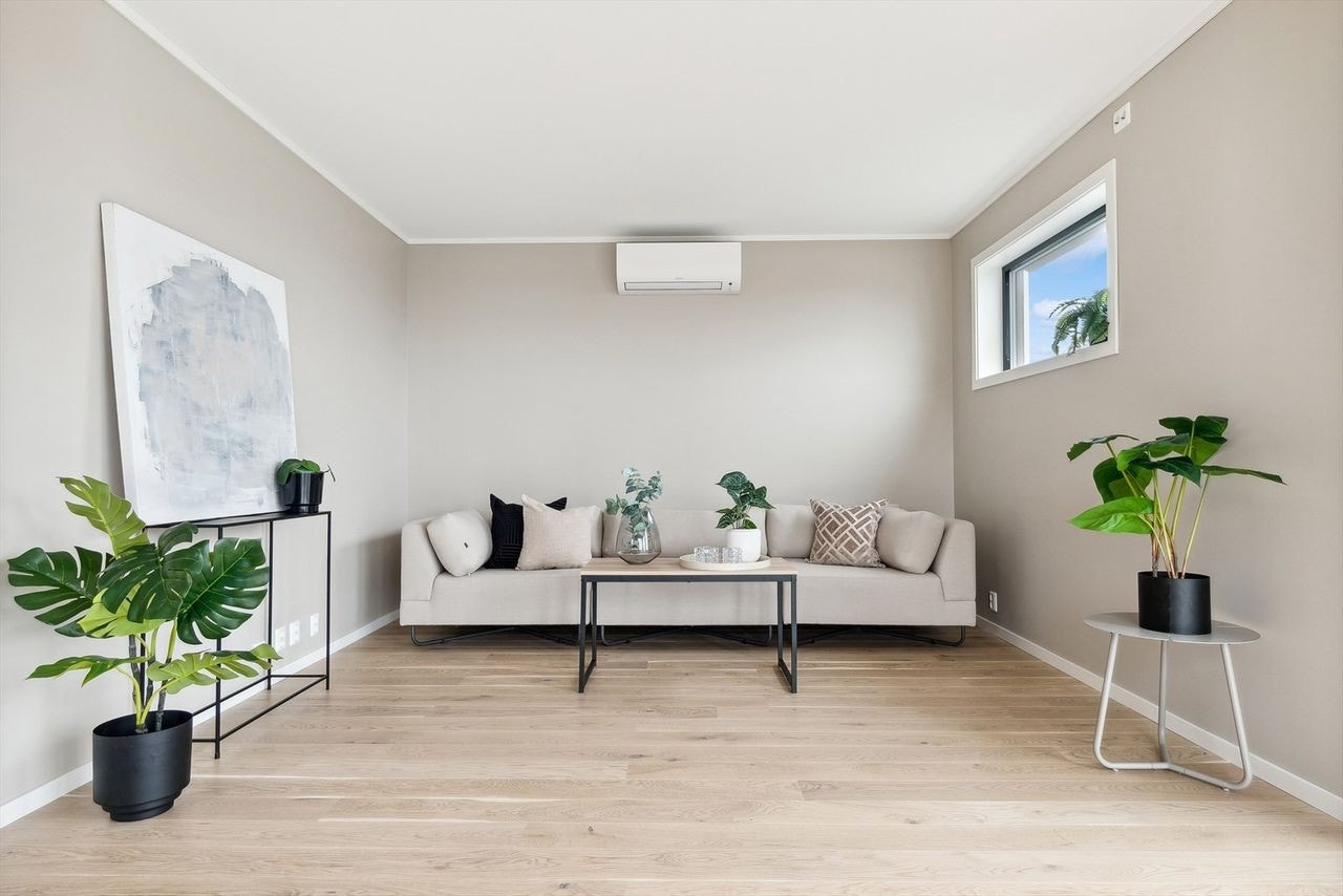 Utsnitt av stuen hvor du kan etablere en koselig sofa-/tv-krok Galleribilde