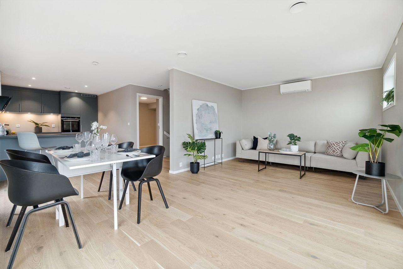 Flott stueområde hvor du både får spiseplass og sofakrok - alt med en flott utsikt mot sør Galleribilde