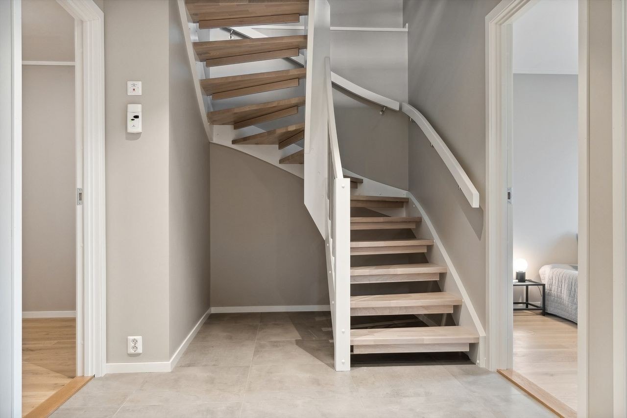 Lys og flott hall med store fliser og stilfull trapp Galleribilde