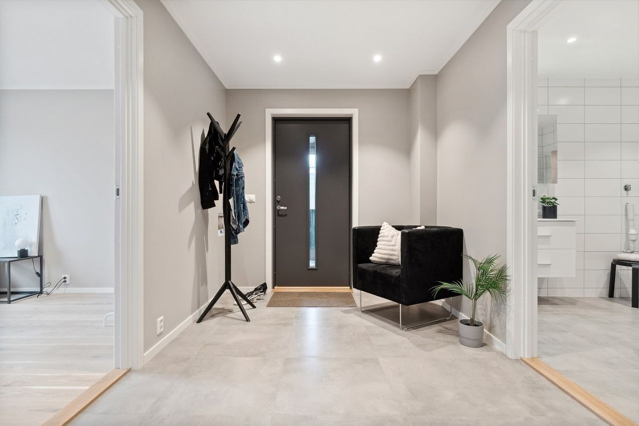 Lys og flott hall er det første som møter deg! PS! Alle innvendige bilder er fra Bjørnhollo 2 - visningsbolig! Galleribilde