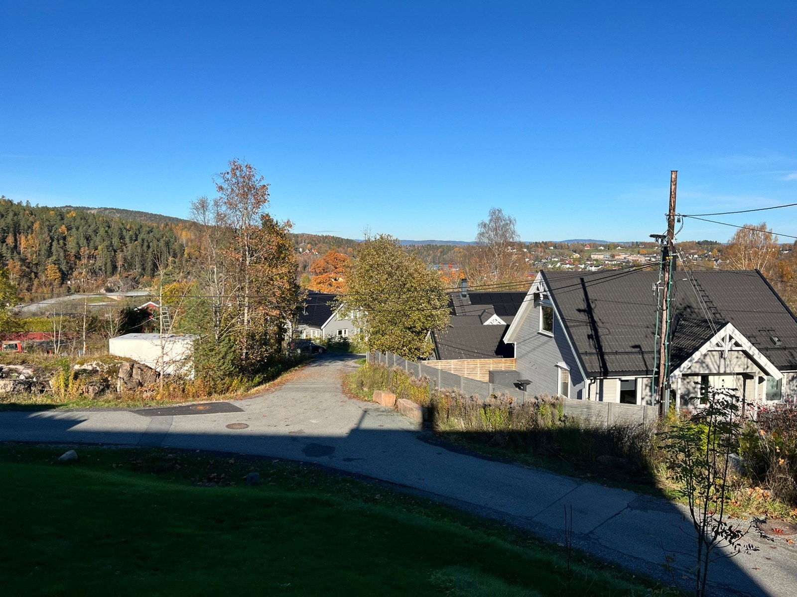 Hybelen ligger godt over bakkeplan og gir godt med lysinnslipp Galleribilde