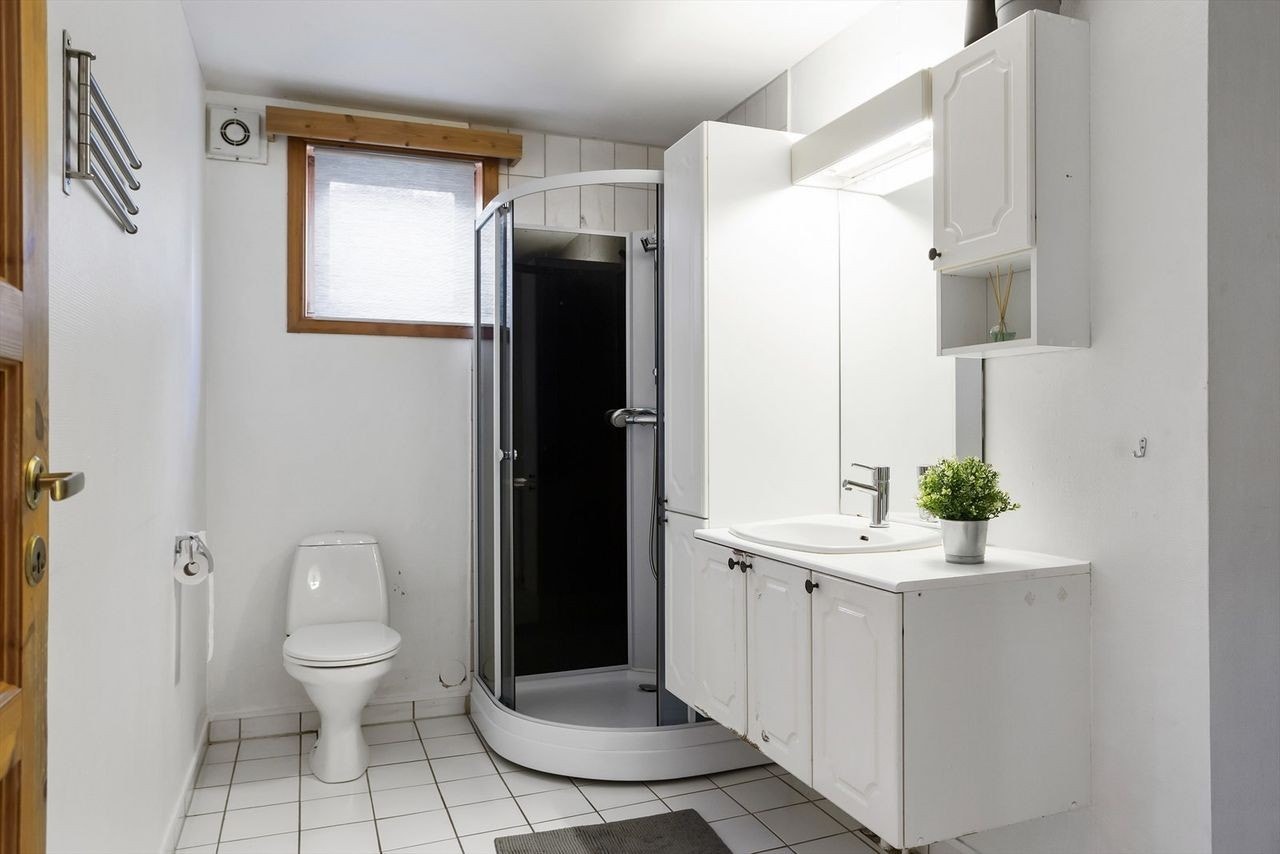 Stort bad m/vaskerom (ikke avbildet). Vaskemaskin medfølger. Galleribilde