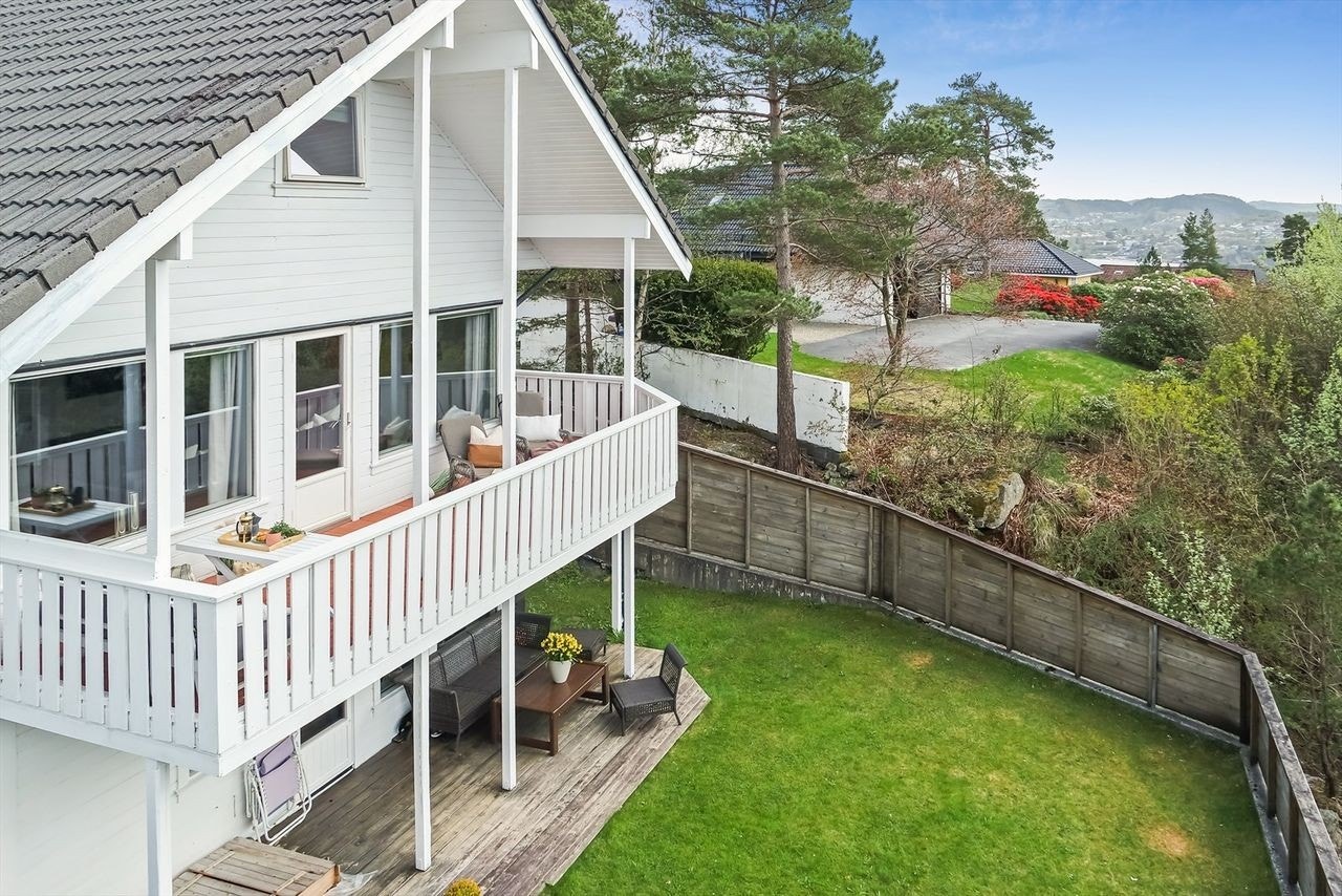 Oversiktsbilde over hage Galleribilde