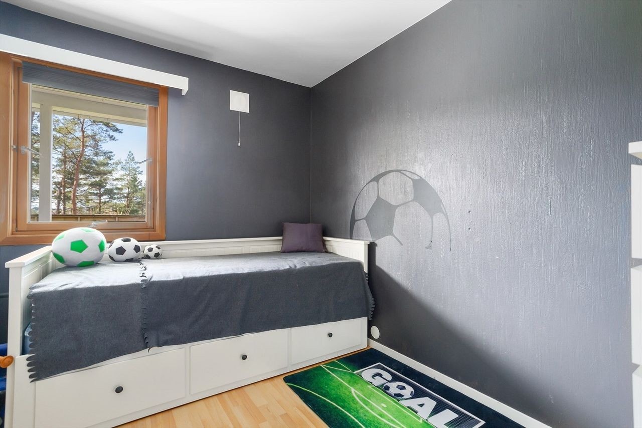 Soverom 2 - også god plass til både seng og skrivepult Galleribilde