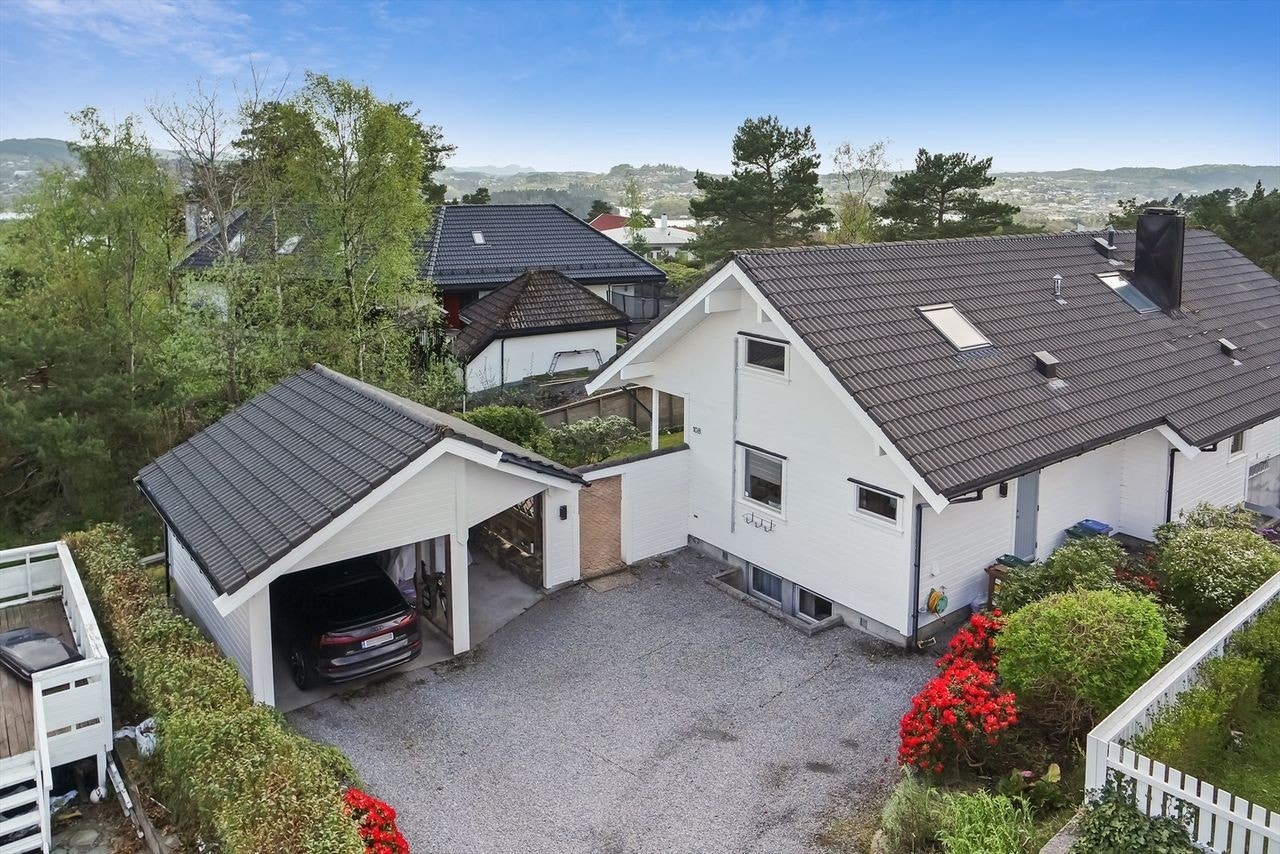 Stor oppkjørsel. Leieboer disponerer 1 parkeringsplass Galleribilde