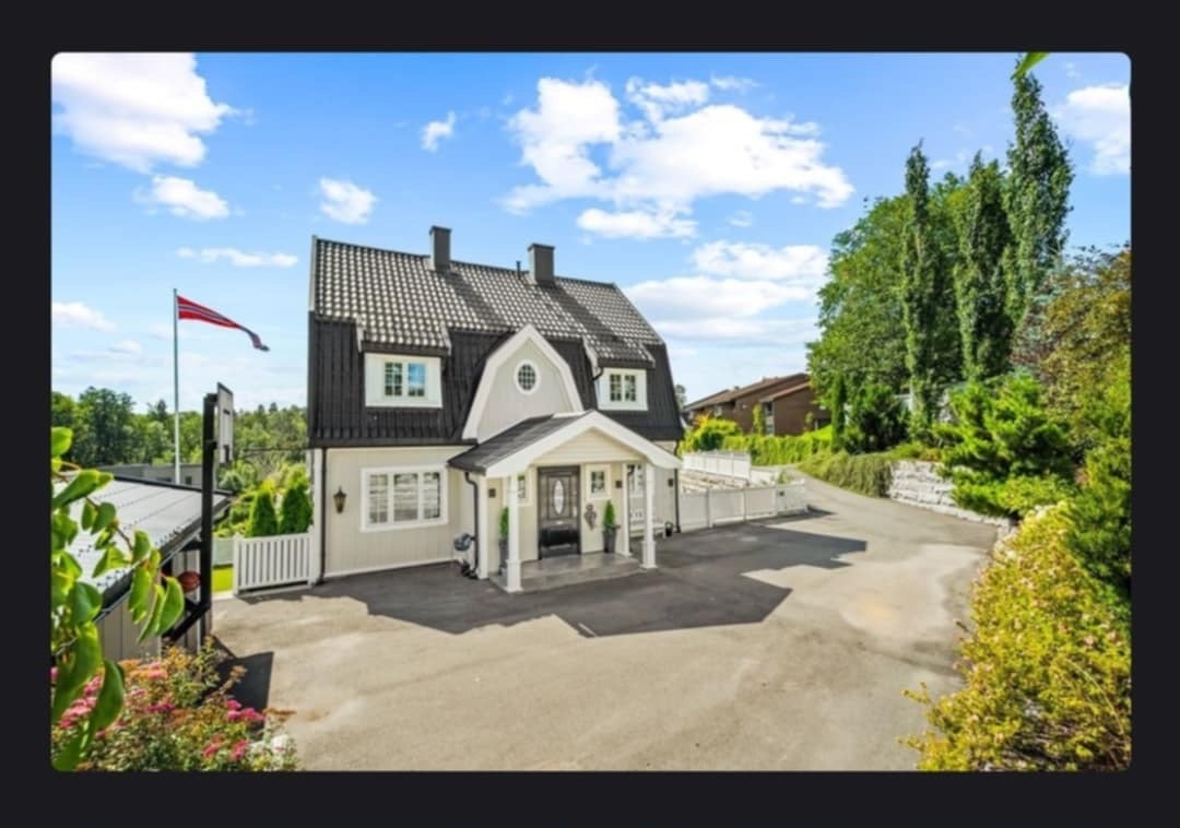 Hovedhuset front med gårdsplassen/innkjøring Galleribilde