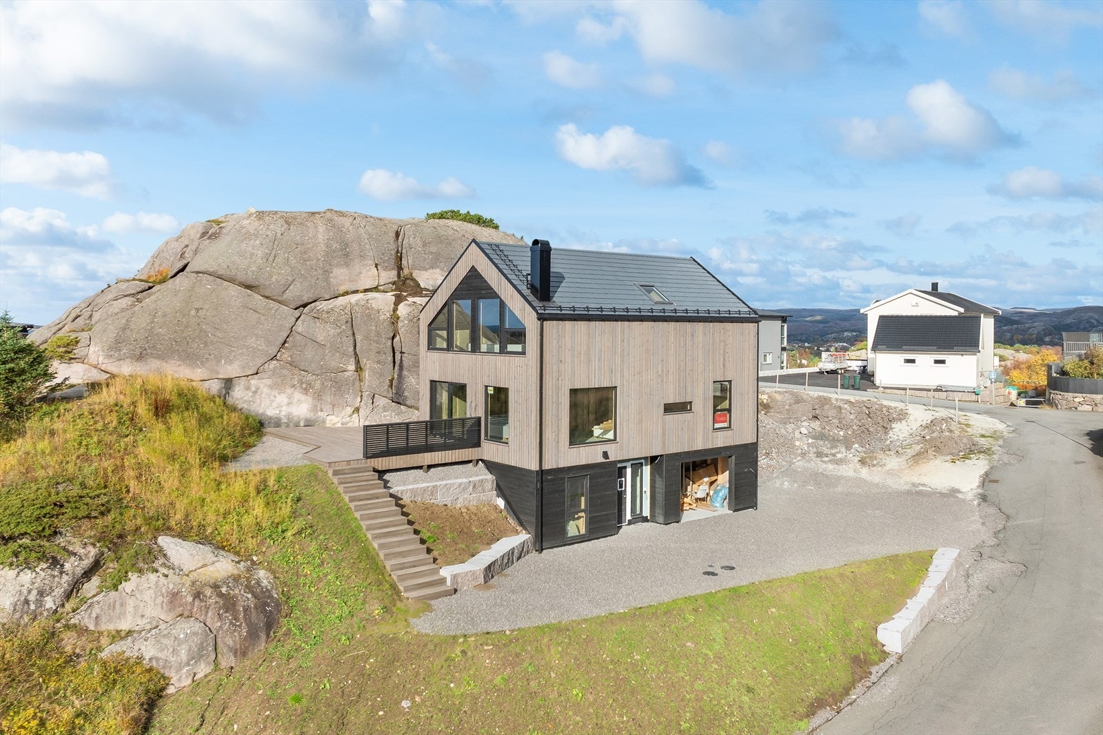 Uteområde på to soner med stor terrasse Galleribilde
