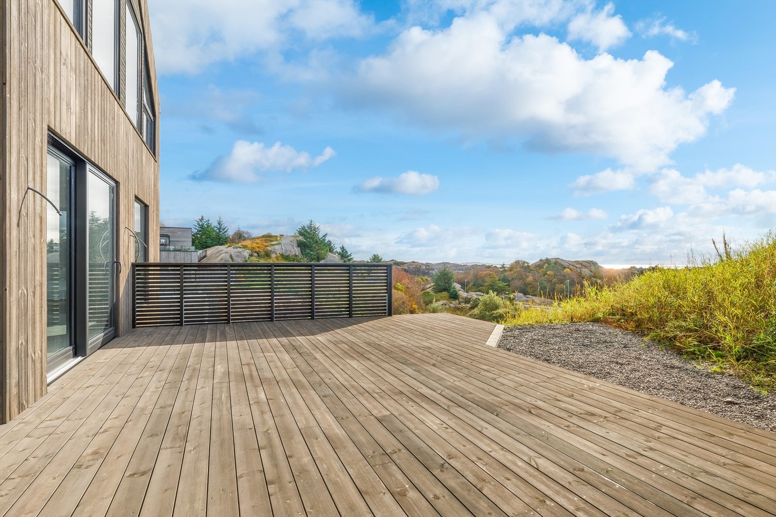 Terrasse ut fra første etasje - gode solforhold og flott utsikt Galleribilde