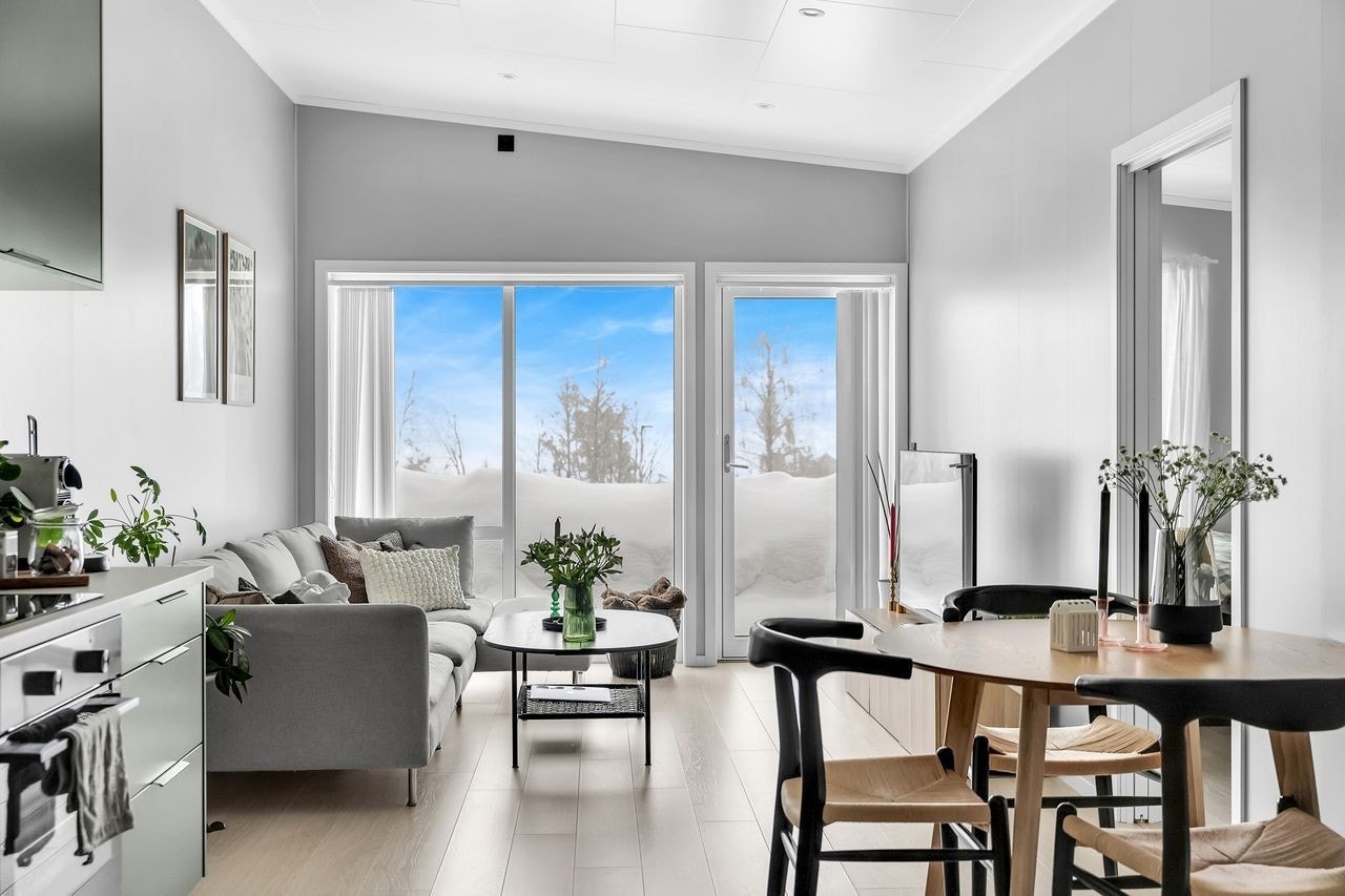 Stua som er avbildet er noe mindre enn i den aktuelle boligen, men merk den gode takhøyden. Galleribilde