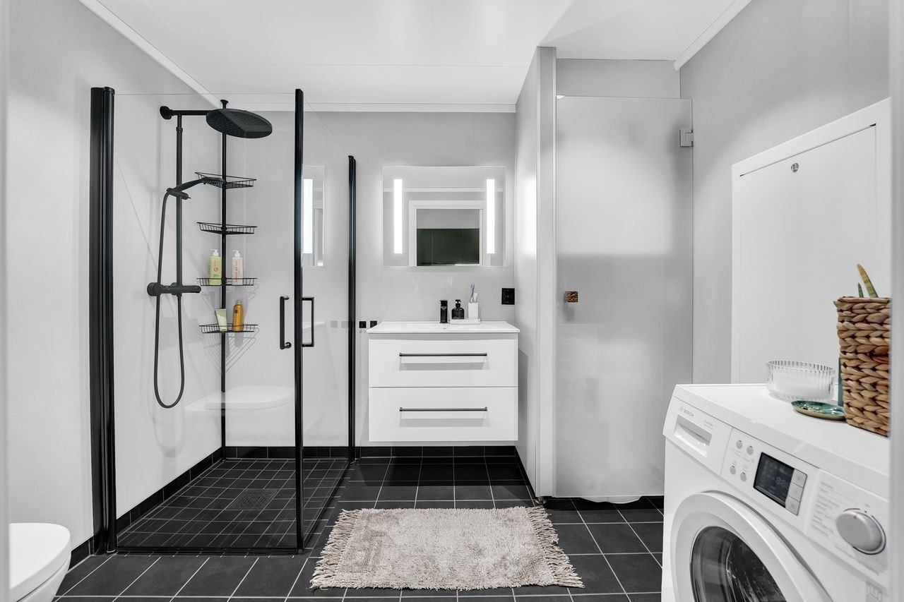 Badet på bilder avviker fra standard ved at det er brukt sorte detaljer, men viser et fint alternativ på tilvalg. Galleribilde