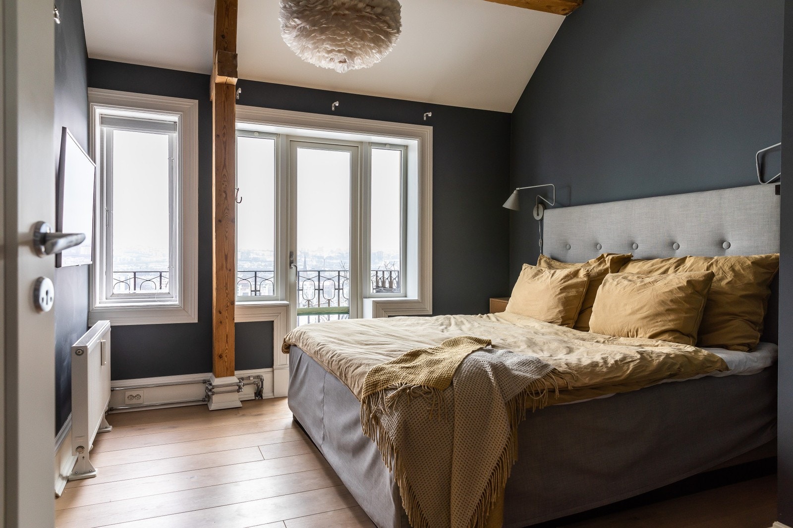 Hovedsoverom med god plass til stor seng Galleribilde