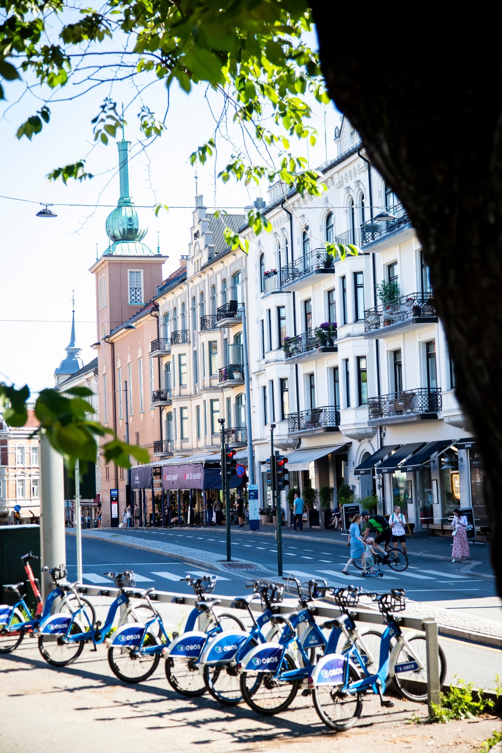 Kort vei til bysykler, samt gode parkeringsmuligheter i gate. El-bil lader ca. 50 meter unna leiligheten Galleribilde