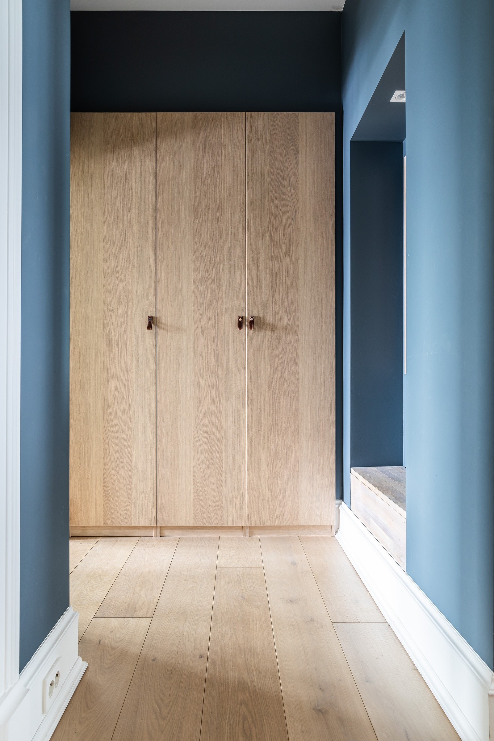 Mellomgang med integrerte skapløsninger Galleribilde