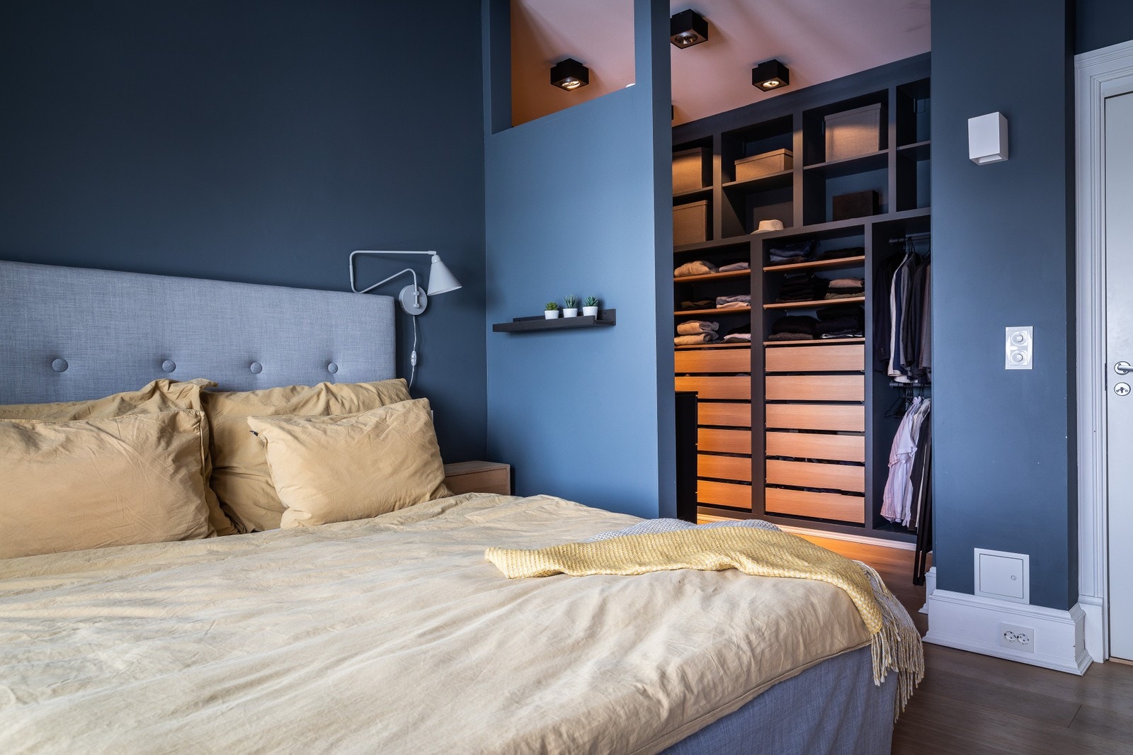 Praktisk inngang til stort garderoberom på hovedsoverom Galleribilde